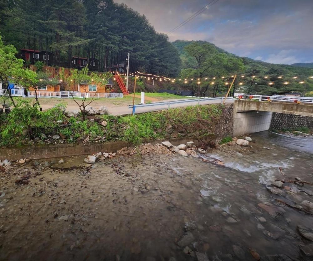 Hongcheon Gongjaksan Recreational Forest Pension エクステリア 写真