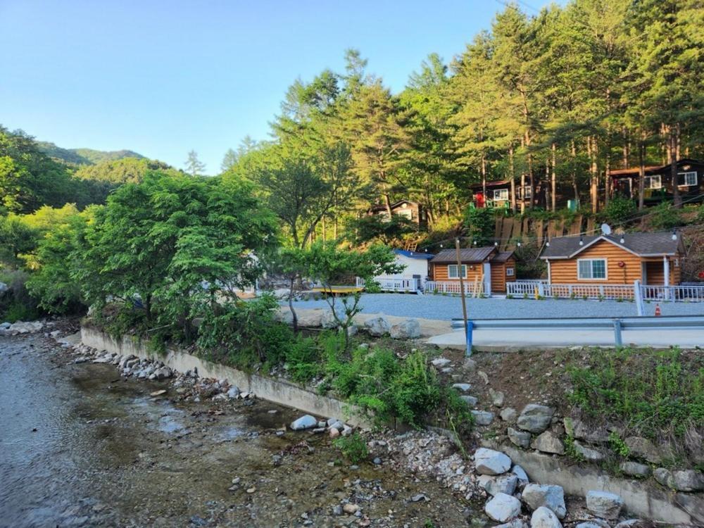 Hongcheon Gongjaksan Recreational Forest Pension エクステリア 写真